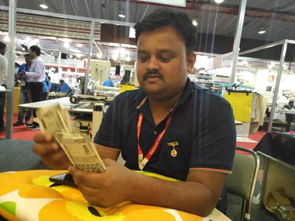 印度展會現場簽單皮革縫紉機 印度展會現場簽單皮革縫紉機