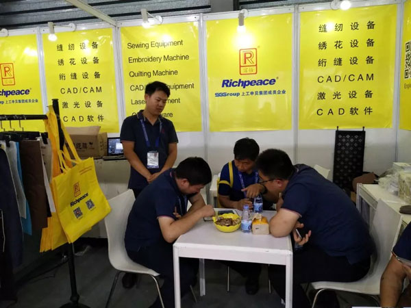 參觀富怡三合一電腦裁床展商 參觀富怡三合一電腦裁床展商