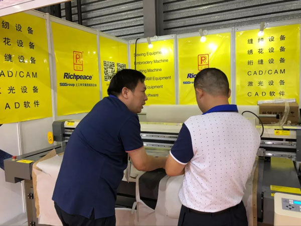 參觀富怡三合一電腦裁床展機 參觀富怡三合一電腦裁床展機