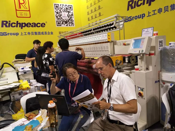 激光切割機前參觀的客戶 激光切割機前參觀的客戶