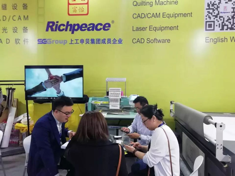 RA車展現(xiàn)場 RA車展現(xiàn)場1.jpg