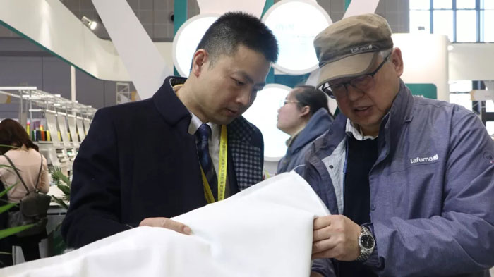 講解全自動旋轉機頭精密絎縫機 講解全自動旋轉機頭精密絎縫機3.jpg