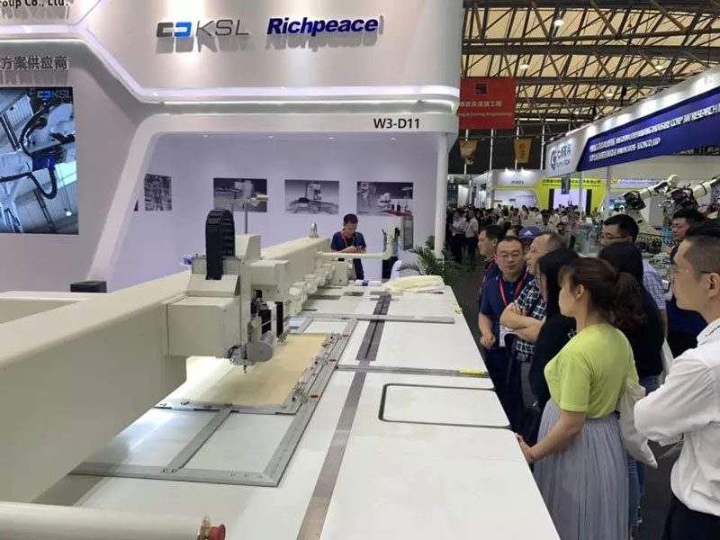 為客戶講解沖縫繡一體機.jpg 為客戶講解沖縫繡一體機.jpg