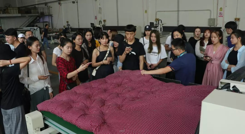 齊魯工業(yè)大學(xué)師生參觀上工富怡車間 齊魯工業(yè)大學(xué)師生參觀上工富怡車間2.jpg