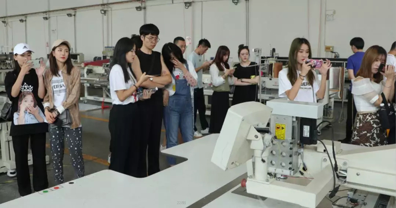 齊魯工業(yè)大學(xué)師生參觀上工富怡車間 齊魯工業(yè)大學(xué)師生參觀上工富怡車間3.jpg